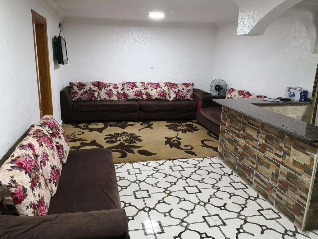 Apartment private entrance with terrace for rent close to services and city center - image 2