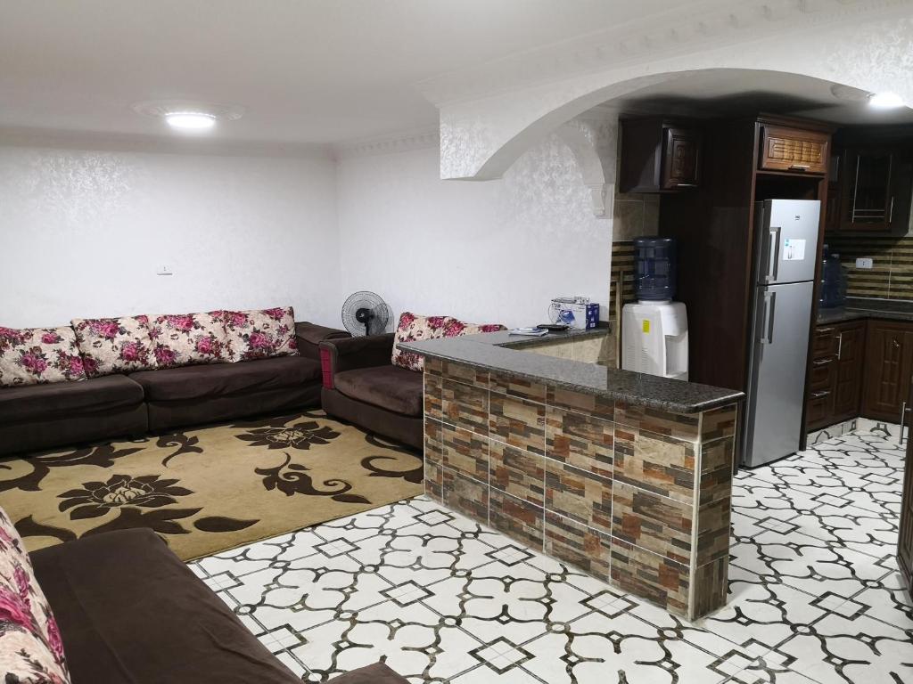 Apartment private entrance with terrace for rent close to services and city center - image 4