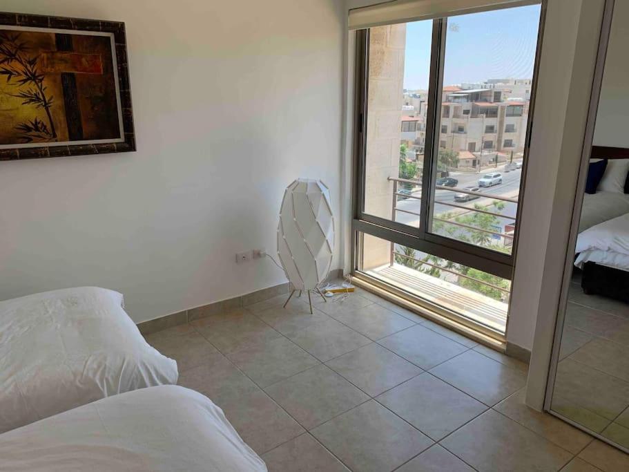 Modern & Central Apartment with Balcony in Abdoun - image 2