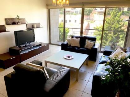 Sleek & Cozy Apartment with Pool & Patio In Abdoun - image 10